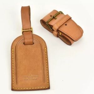 Louis Vuitton Tag + Poignant